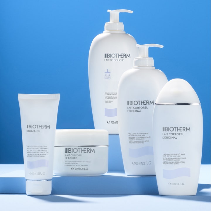 Biotherm Biomains 100 ml fuktighetsgivende håndkrem i hvit tube vist sammen med andre hudpleieprodukter.