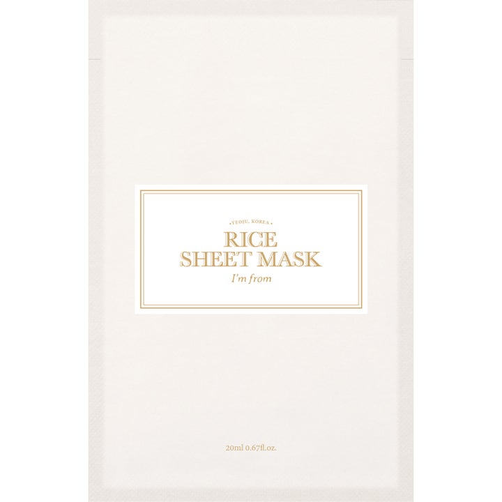 I'm from Rice Sheet Mask 20ml oppklarende ansiktsmaske i hvit og minimalistisk engangspakning med gullfarget tekst
