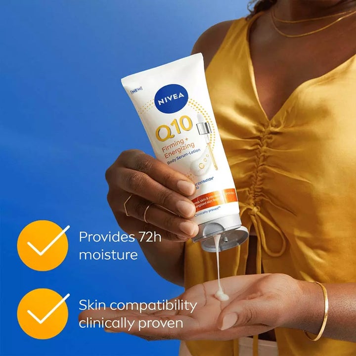 NIVEA Q10 Firming Energizing Body Serum Lotion 200 ml gir 72t fuktighet og klemmes fra hvit tube over i en hånd.