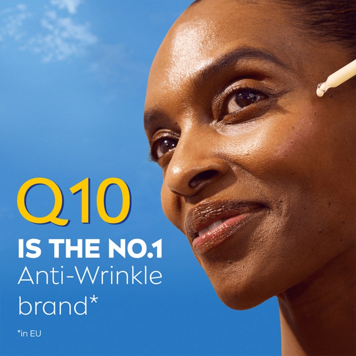 NIVEA Q10 Collagen Expert 3IN1 Repairing Serum 30 ml påføres i ansiktet for å gi glød og motvirke rynker.