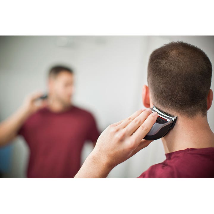 Remington QuickCut Hairclipper HC4250 1 stk hårklipper gir enkel trimming vist i bruk på bakhodet foran et speil.