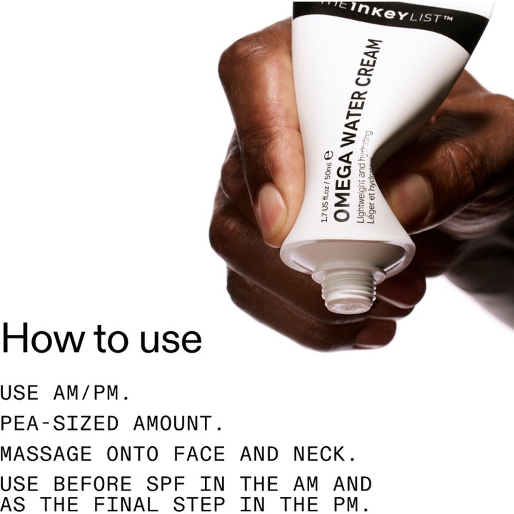 The INKEY List Omega Water Cream 50 ml ansiktskrem i hvit tube holdes av en hånd over bruksanvisning.