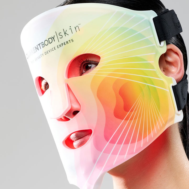 Currentbody Skin LED 4-in-1 Mask LED-maske som gir fornyet glød med fargerikt grafisk mønster på hvit overflate