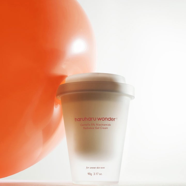 haruharu wonder Centella 5% Niacinamide Radiance Gel Cream 90 g gelkrem i hvit frostet kopp ved en oransje ballong