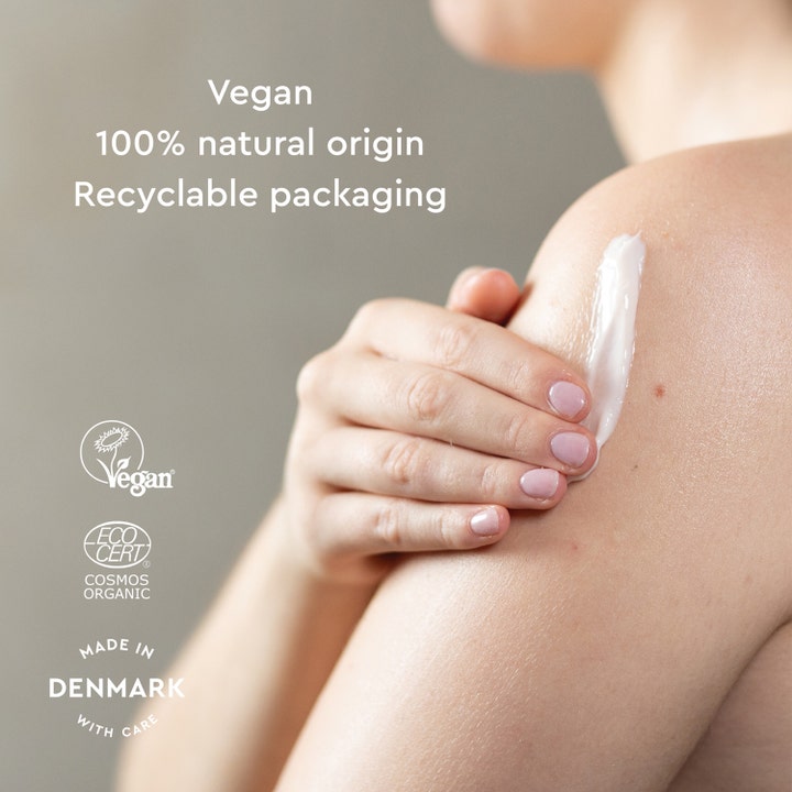 Urtekram Body Lotion Soothing Lavender 245 ml beroligende fuktighetskrem påføres hud med vegansk tekst