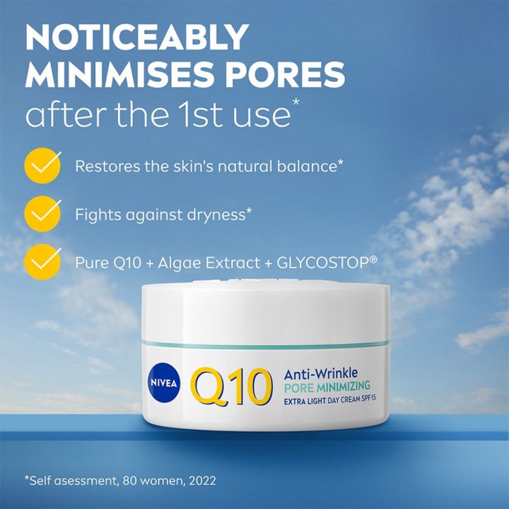 NIVEA Q10 Power Pore Minimising Day Cream 50 ml dagkrem med SPF15 i hvit krukke mot en klar blå himmel