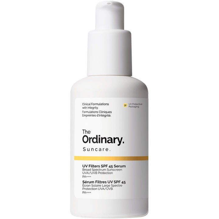 The Ordinary UV Filters SPF 45 Serum solbeskyttelse i en hvit pumpeflaske med gul detalj på etiketten