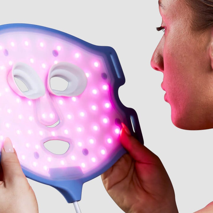 Currentbody Skin Anti-Blemish LED Face Mask mot kviser er en lilla lysterapimaske med rosa LED-lys.