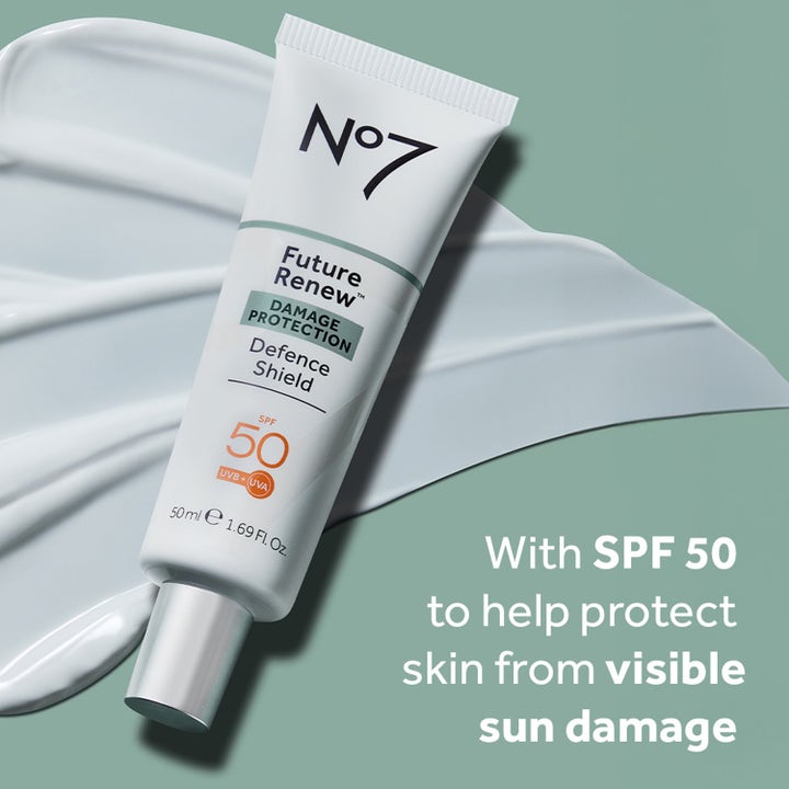 No7 Future Renew Defence Shield 50 ml SPF50 solkrem på tube som beskytter mot synlig solskade