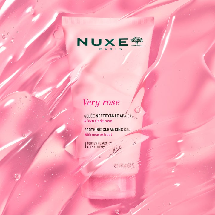 Nuxe Very Rose Soothing Cleansing Gel 150 ml beroligende ansiktsrens i rosa tube omgitt av glinsende geltekstur