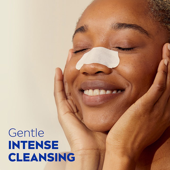 NIVEA Refining Clear-Up Strips 6st fjerner hudormer vist på nesen til en smilende kvinne.