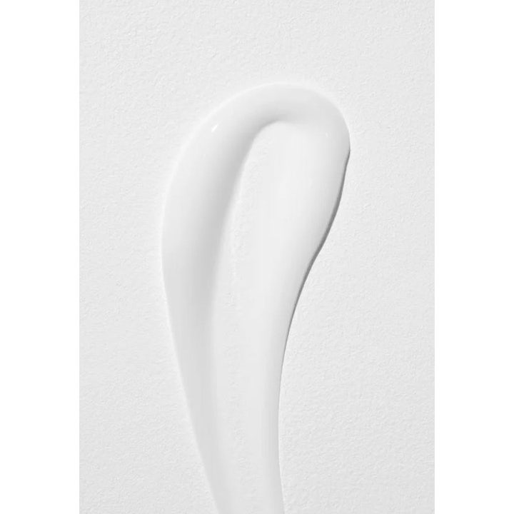 COSRX Advanced Snail Set 200 ml med snigelslem viser en hvit og fyldig kremtekstur som gir fuktighet.