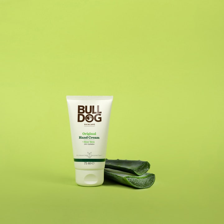 Bulldog Original Hand Cream 75 ml fuktighetsgivende håndkrem i hvit tube med friske aloe vera-skiver på grønn bakgrunn.