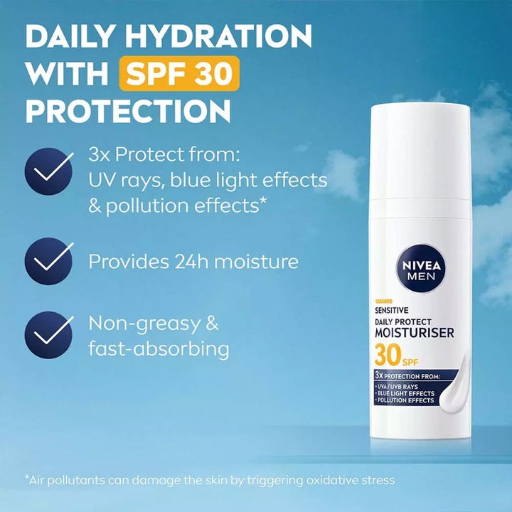 NIVEA MEN Sensitive Daily Protect Moisturiser 50 ml dagkrem med SPF 30 i hvit pumpeflaske som gir 24 timers fuktighet.