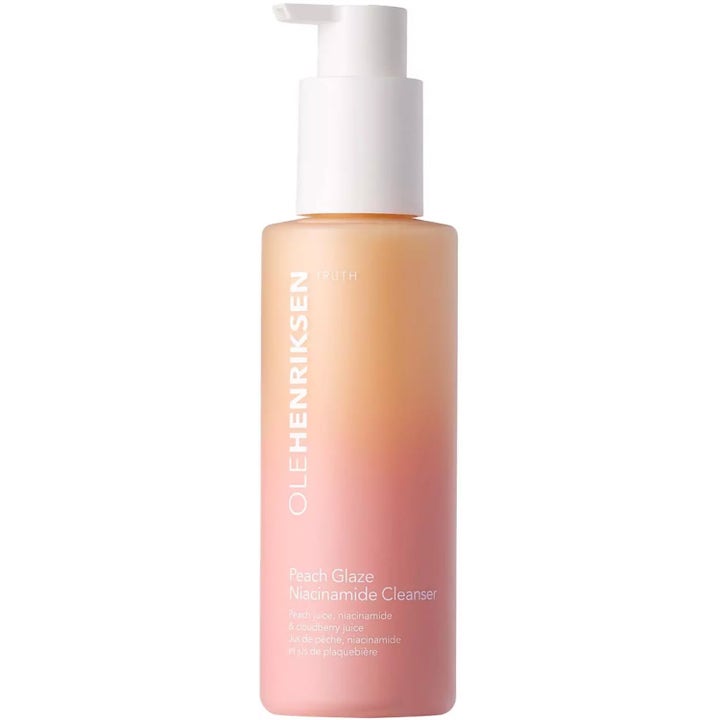 Ole Henriksen Peach Glaze Niacinamide Cleanser ansiktsrens som gir glød i en ferskenfarget og rosa gradert pumpeflaske