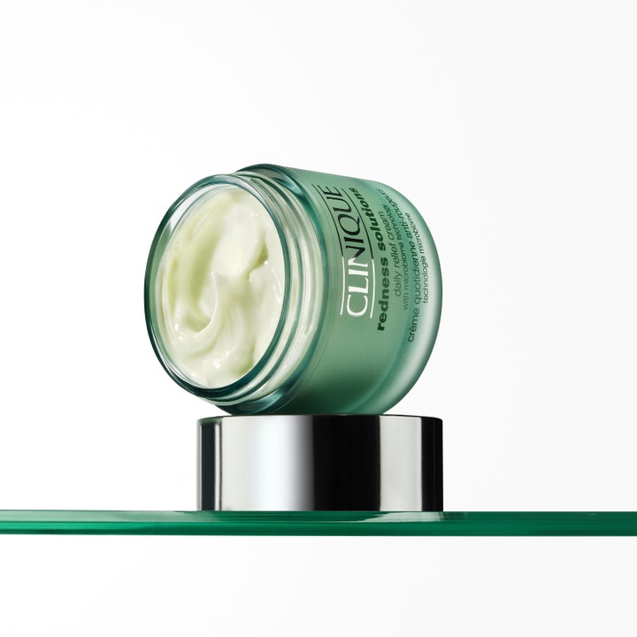 Clinique Redness Solutions Daily Relief Face Cream 50 ml beroligende dagkrem i grønn krukke med synlig fyldig tekstur