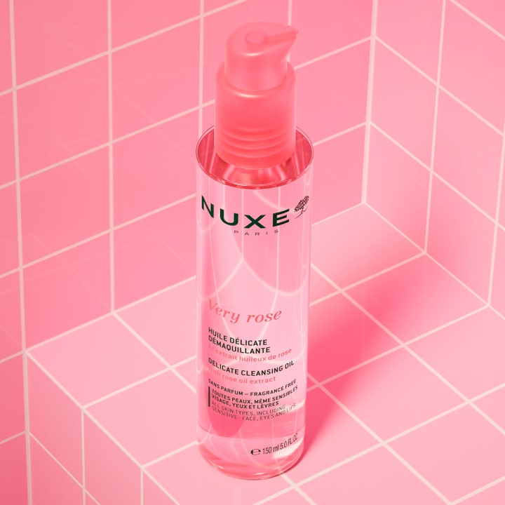 Nuxe Very Rose Cleansing Oil 150 ml ansiktsrengjøring fjerner sminke i rosa flaske mot flisebakgrunn