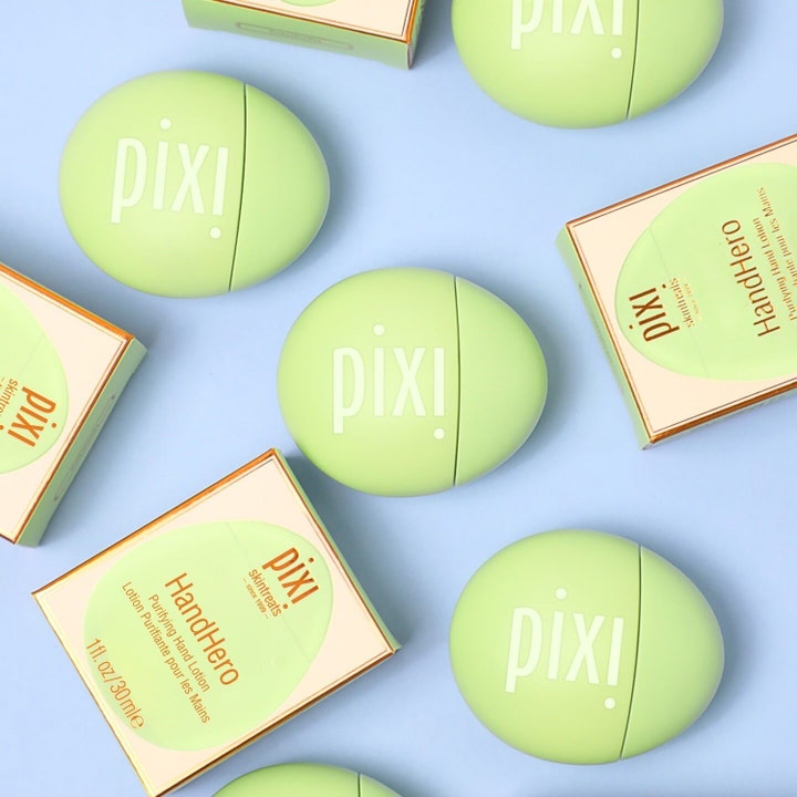 Pixi Hand Hero 30 ml rensende håndkrem i lysegrønne ovale beholdere og esker på blå bakgrunn