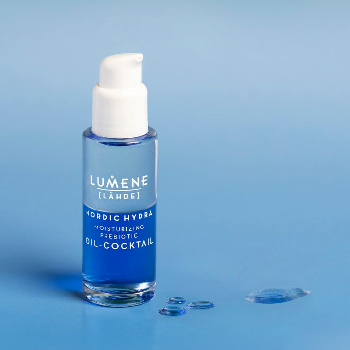 Lumene Moisturizing Prebiotic Oil-Cocktail 30 ml fuktighetsgivende ansiktsolje i blå glassflaske med hvit pumpe