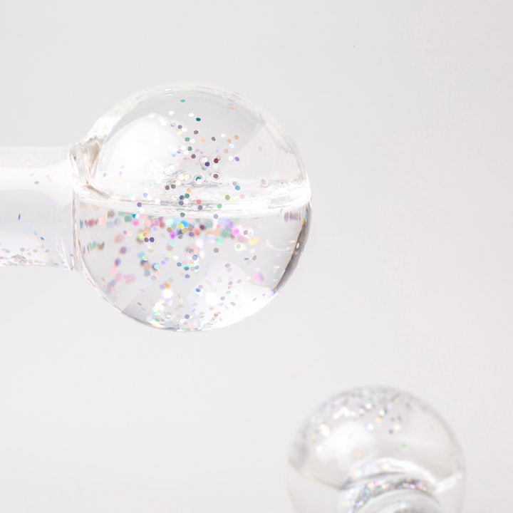Sense of Youty Facial Cooling Globes 2-pk hudpleieverktøy i glass med glitrende holografisk glitter.