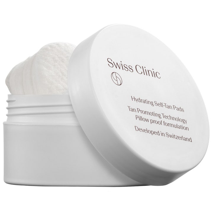 Swiss Clinic Hydrating Self-Tan Pads gir fuktighet og naturlig glød i hvit krukke med synlige hvite pads.