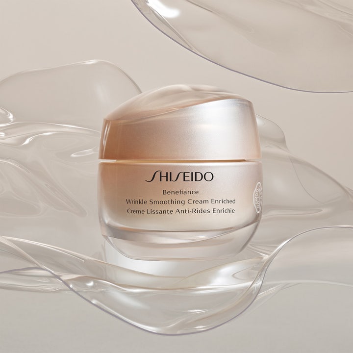 Shiseido Benefiance Wrinkle Smoothing Enriched Cream 50 ml ansiktskrem i beige krukke på flytende bølger