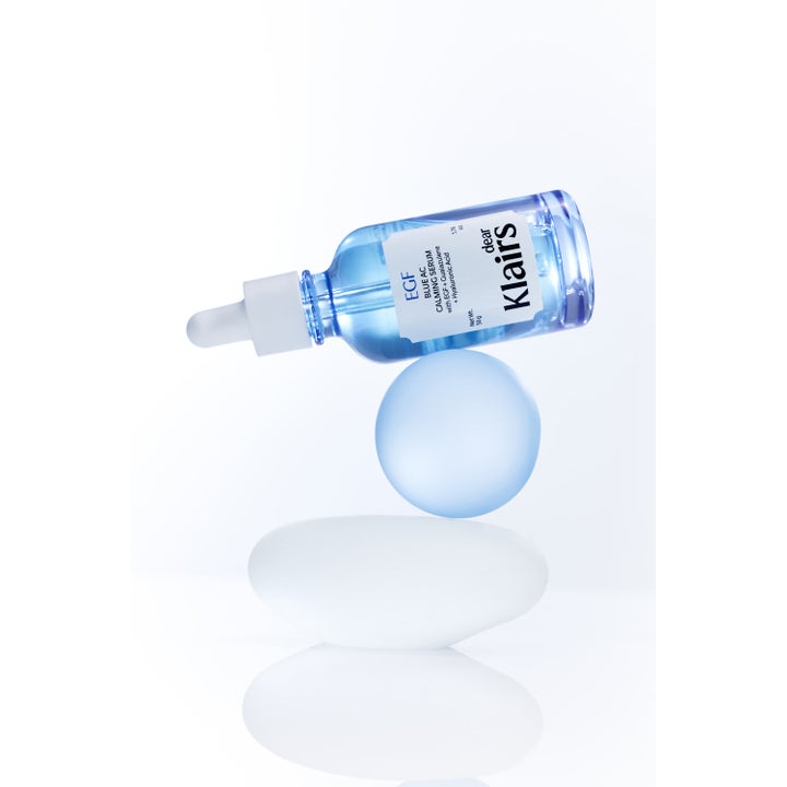 Klairs EGF Blue AC Calming Serum 50 ml beroligende serum med hyaluronsyre balansert på dekorative steiner