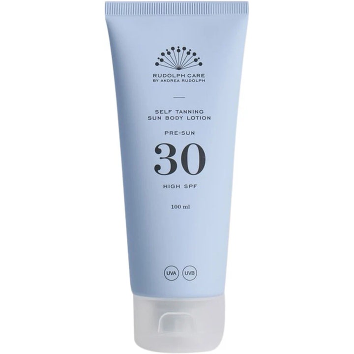 Rudolph Care Self Tanning Sun Body Lotion 100 ml gir SPF 30 beskyttelse og glød i en lyseblå tube med hvit kork.