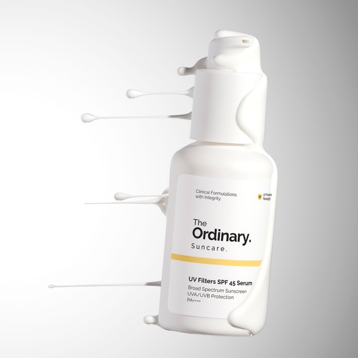The Ordinary UV Filters SPF 45 Serum 60 ml solbeskyttende serum i hvit pumpeflaske med kremet hvit tekstur