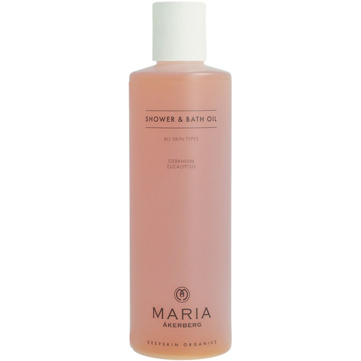 Maria Åkerberg Shower & Bath Oil 250 ml pleiende dusjolje i en frostet flaske med ferskenfarget innhold.