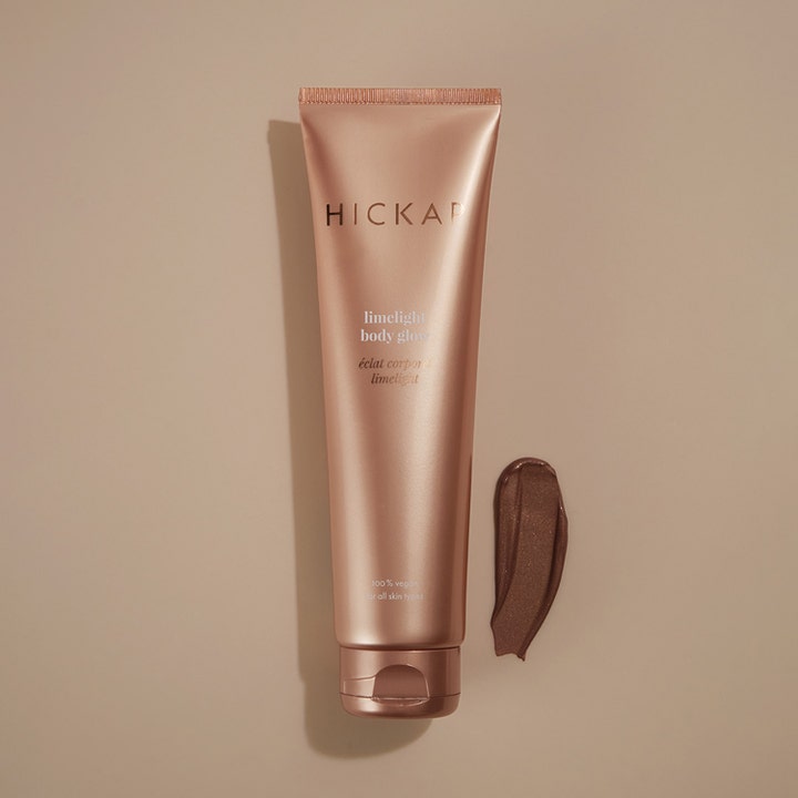Hickap Limelight Body Glow 150 ml vegansk krem som gir glød i rosegulltube med skimrende tekstur