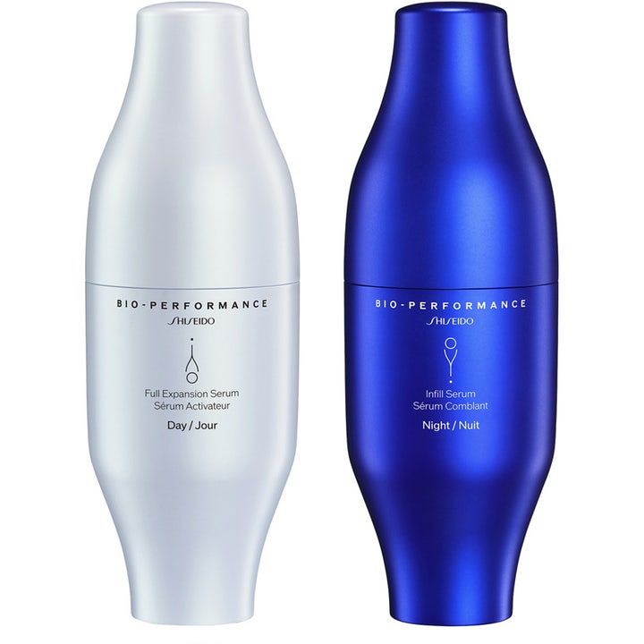Shiseido Bio-Performance Skin Filler ansiktsserum i elegante flasker med hvit og dyp blå metallisk finish.
