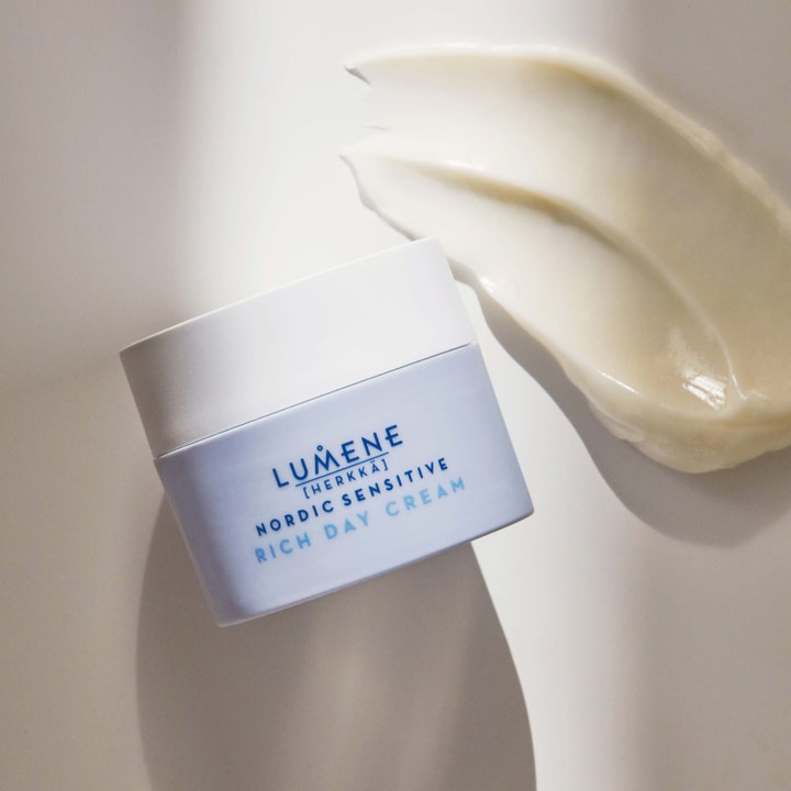 Lumene Nordic Sensitive Rich Day Cream 50 ml beroligende dagkrem i lyseblå krukke med fyldig kremet tekstur.