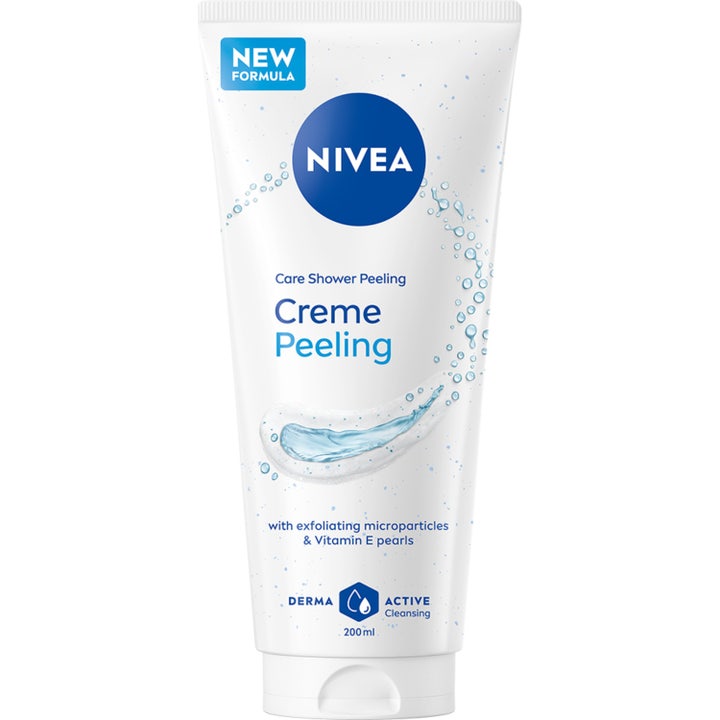 Nivea Creme Peeling 200 ml eksfolierende kroppspeeling gir myk hud i hvit tube med blå detaljer og tekstur av perler.