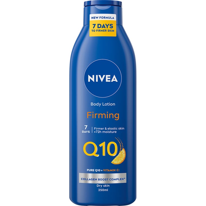 Nivea Q10 Firming Body Lotion 250ml med vitamin C gir fastere hud i en blå plastflaske med bilde av en appelsin
