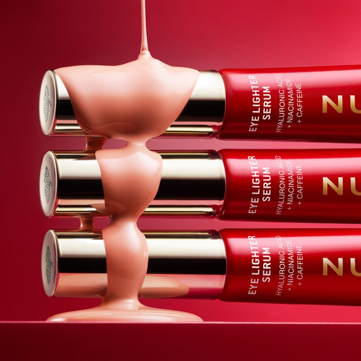 Nuxe Merveillance Lift Eye-Lighter Serum 12 ml øyeserum med koffein og rosa tekstur over røde tuber