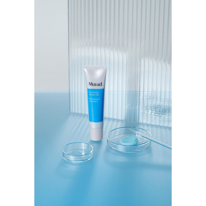Murad Clarifying Water Gel 60 ml fuktgivende ansiktsgel i hvit tube ved siden av lyseblå gel i en glasskål