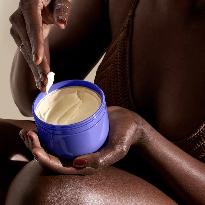 Sol de Janeiro Delicia Drench Body Butter 75 ml fuktighetsgivende kroppskrem i lilla krukke med fyldig hvit tekstur
