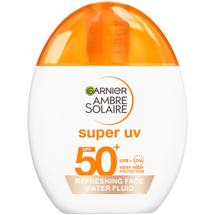 Garnier Ambre Solaire Super UV SPF 50+ ansiktssolkrem gir høy beskyttelse i en hvit oval flaske med oransje kork.