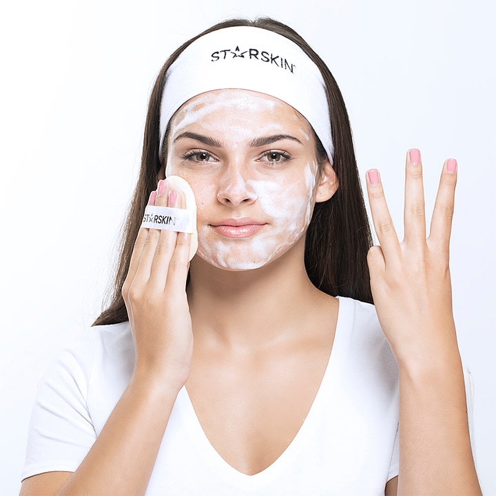 Starskin Glowstar Foaming Peeling Puff 16 g ansiktsskrubb gir glød med rikt skum påført med eksfolierende puff