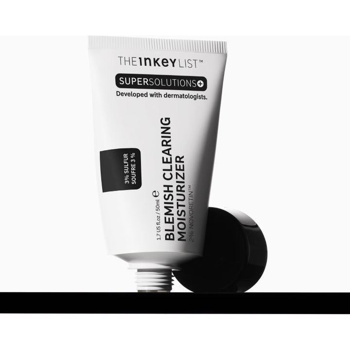 The INKEY List Blemish Clearing Moisturizer 50 ml nattkrem mot urenheter i hvit tube med 2% Novoretin og 3% Sulfur