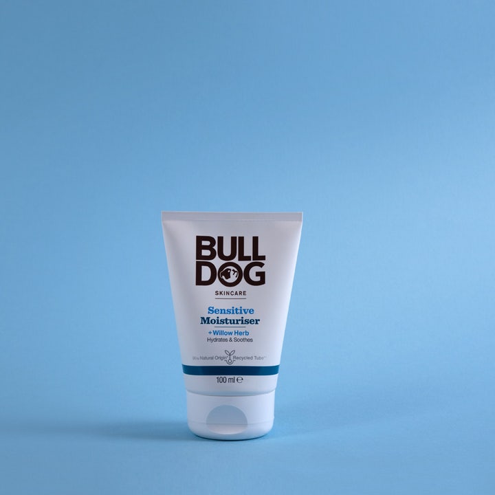 Bulldog Sensitive Moisturiser 100 ml beroligende fuktighetskrem i hvit tube med blå detaljer mot blå bakgrunn