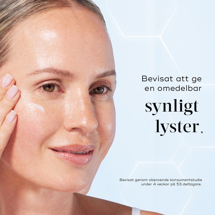 Medik8 Niacinamide Peptides Toner 30 ml toner som gir glød kvinne påfører produkt på kinnet for umiddelbar synlig lyster