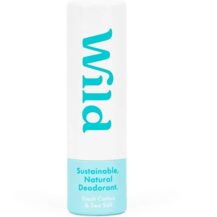 Wild Sustainable Natural Deodorant Fresh Cotton &amp; Sea Salt naturlig deodorant i hvit og lyseblå refillhylse