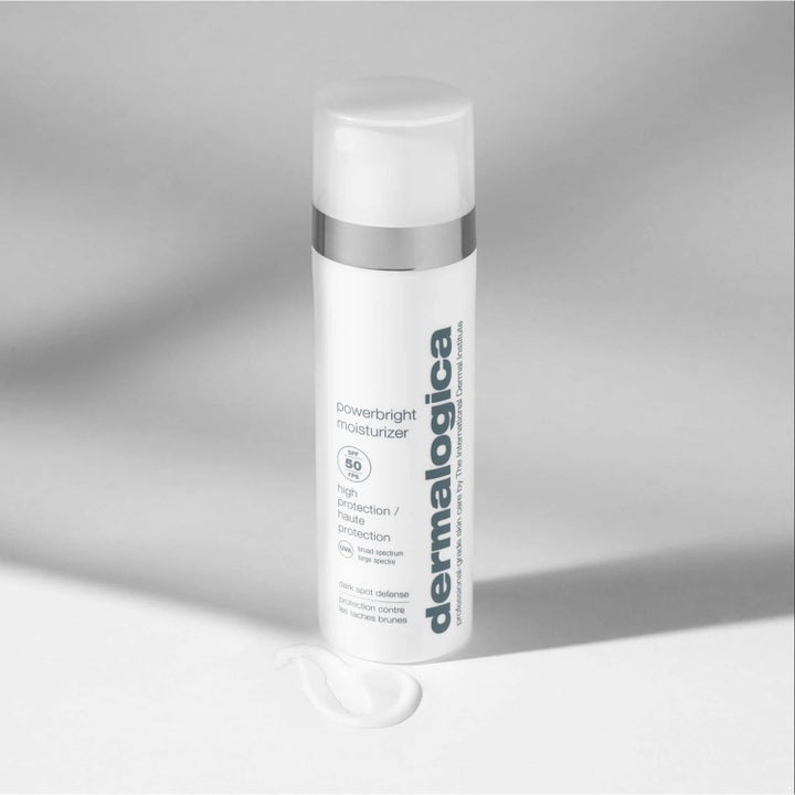 Dermalogica Powerbright Moisturizer SPF50 fuktighetskrem med niacinamid i hvit pumpeflaske og kremtekstur