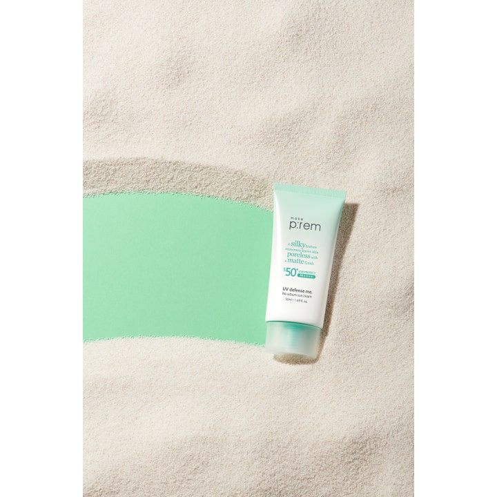 Make Prem No Sebum Sun Cream 50 ml solkrem med SPF 50 gir en matt finish på hvit tube liggende i sand
