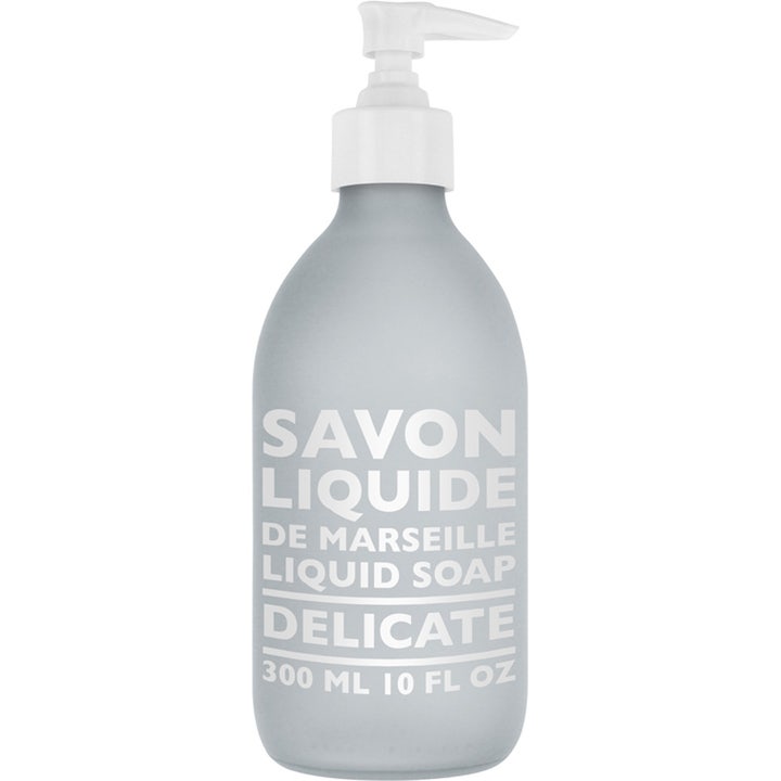 Savon Liquide de Marseille Delicate 300 ml skånsom såpe i en frostet grå glassflaske med hvit pumpe.