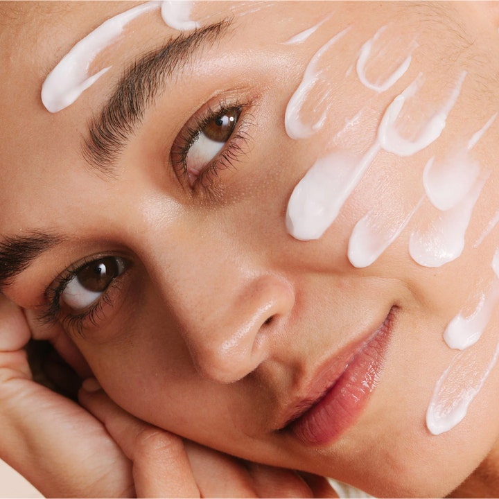 Dermalogica Skin Soothing Hydrating Lotion 59 ml beroligende dagkrem med hvit kremkonsistens påført ansiktet.