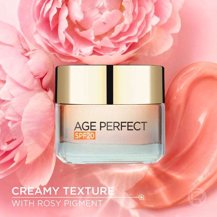 L'Oréal Paris Age Perfect Golden Age 50 ml dagkrem med SPF20 og rosa pigmenter ved siden av kremet tekstur