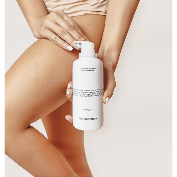Niche Beauty Lab Transparent Lab Hydrating Glycerin Body Cleanser 400 ml dusjsåpe med 50% glyserin i hvit pumpeflaske mot hud.